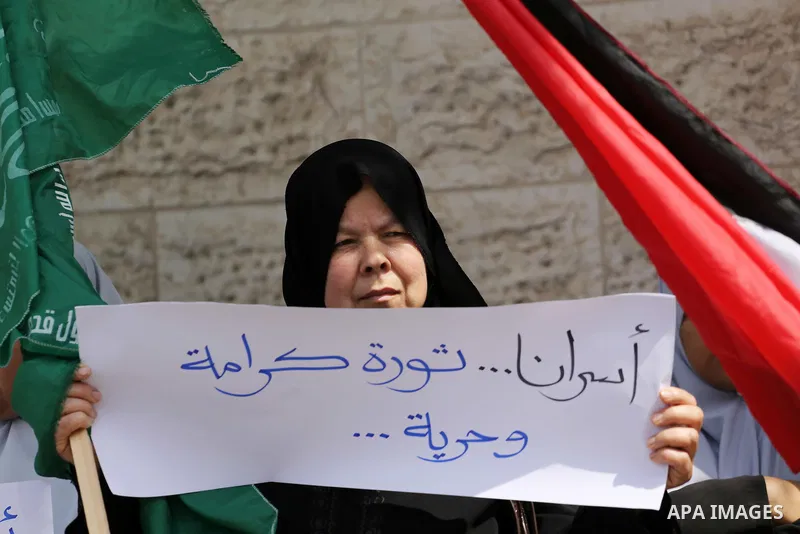 Palestinian women hold banners during a protest to mark Palestinian Prisoner Day, in front of Red cross office in Gaza city, on April 08, 2017. Photo by Mohammed Asad