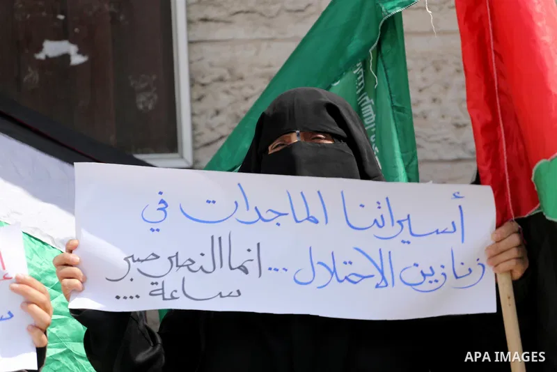 Palestinian women hold banners during a protest to mark Palestinian Prisoner Day, in front of Red cross office in Gaza city, on April 08, 2017. Photo by Mohammed Asad