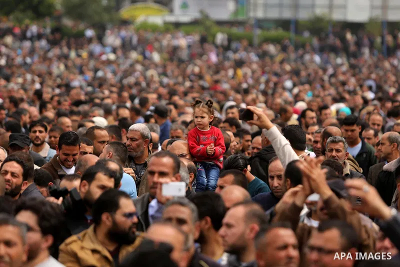 Palestinians, employed by the Palestinian Authority, chant slogans and wave placards during a demonstration against the decision to reduce their salaries in Gaza City on April 8, 2017. Photo by Ashraf Amra