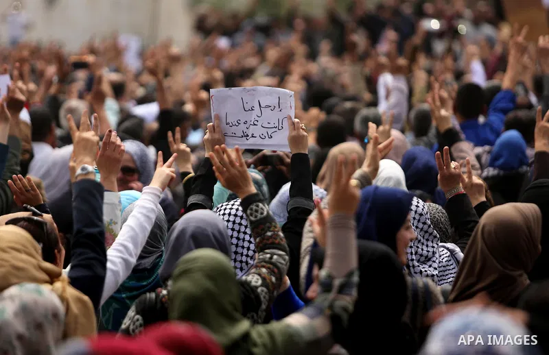 Palestinians, employed by the Palestinian Authority, chant slogans and wave placards during a demonstration against the decision to reduce their salaries in Gaza City on April 8, 2017. Photo by Ashraf Amra