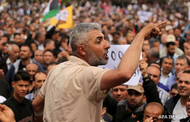 A Palestinian Authority employee chants slogans during a demonstration against the decision to reduce their salaries in Gaza City on April 8, 2017. Photo by Ashraf Amra