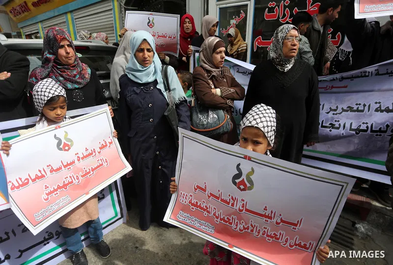 Palestinian refugees from Syrian, Yemen, Libya, take part in a protest in Gaza city on April 10, 2017. Photo by Mohammed Asad