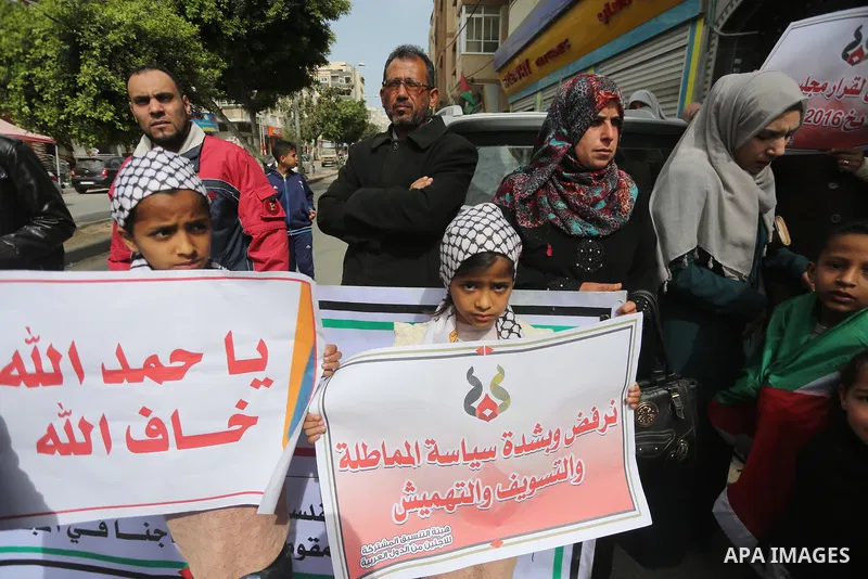 Palestinian refugees from Syrian, Yemen, Libya, take part in a protest in Gaza city on April 10, 2017. Photo by Mohammed Asad