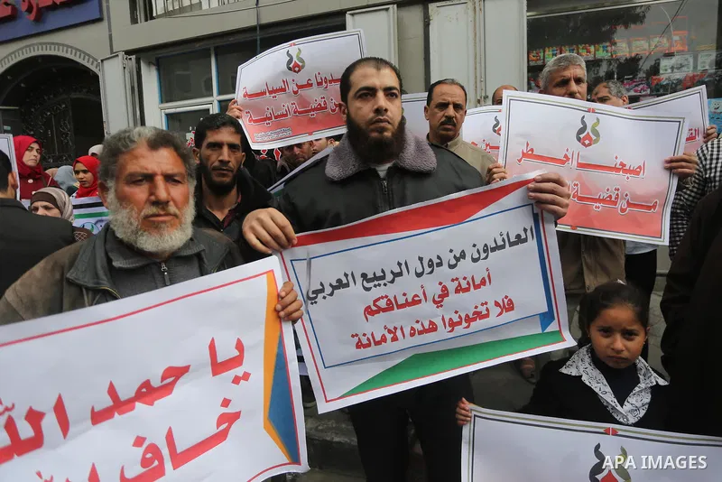 Palestinian refugees from Syrian, Yemen, Libya, take part in a protest in Gaza city on April 10, 2017. Photo by Mohammed Asad