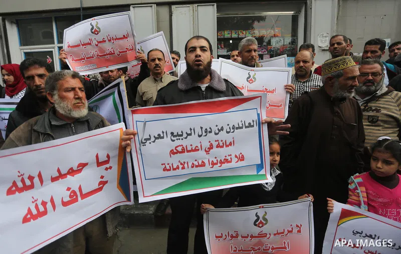 Palestinian refugees from Syrian, Yemen, Libya, take part in a protest in Gaza city on April 10, 2017. Photo by Mohammed Asad