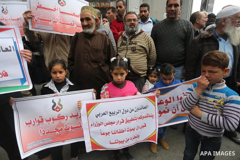 Palestinian refugees from Syrian, Yemen, Libya, take part in a protest in Gaza city on April 10, 2017. Photo by Mohammed Asad