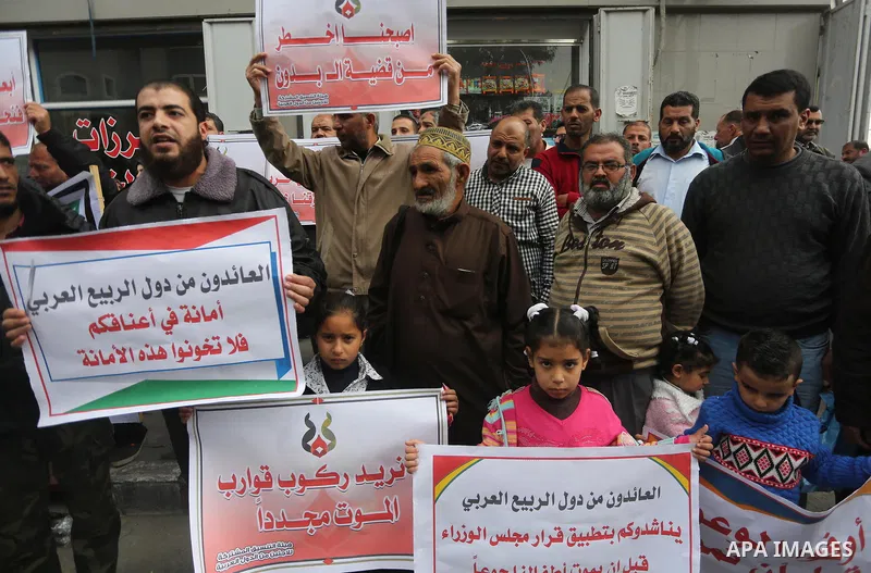 Palestinian refugees from Syrian, Yemen, Libya, take part in a protest in Gaza city on April 10, 2017. Photo by Mohammed Asad