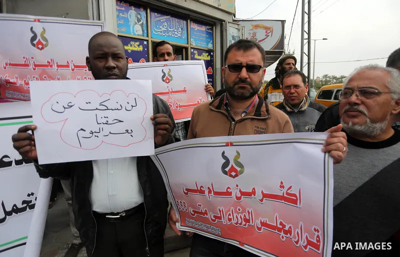 Palestinian refugees from Syrian, Yemen, Libya, take part in a protest in Gaza city on April 10, 2017. Photo by Mohammed Asad
