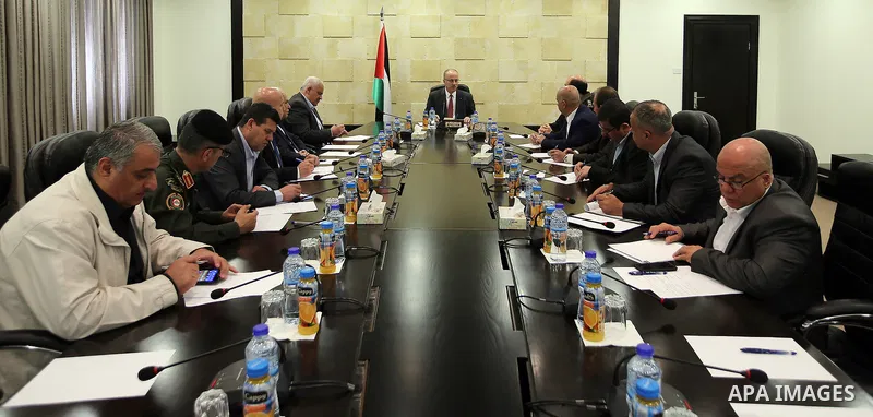 Palestinian Prime Minister Rami Hamdallah chairs a meeting of security chiefs, in the West Bank city of Ramallah, on April 10, 2017. Photo by Prime Minister Office