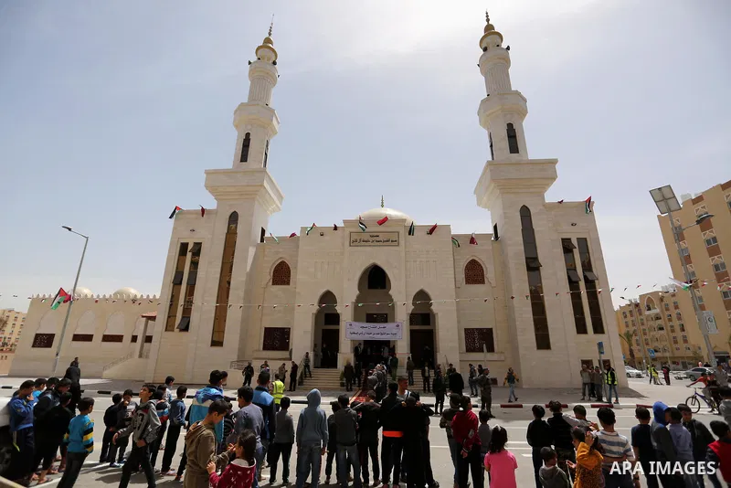 Palestinians attend the opening ceremony of Sheikh Hamad's mosque, in Khan Younis in the southern Gaza strip, on April 10, 2017. Photo by Ashraf Amra