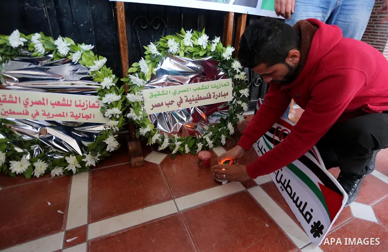 Palestinians light candles during a protest to show solidarity with Egyptian Christians after bombings killed dozens at two churches the previous day, in Gaza city, on April 10, 2017. Photo by Mohammed Asad