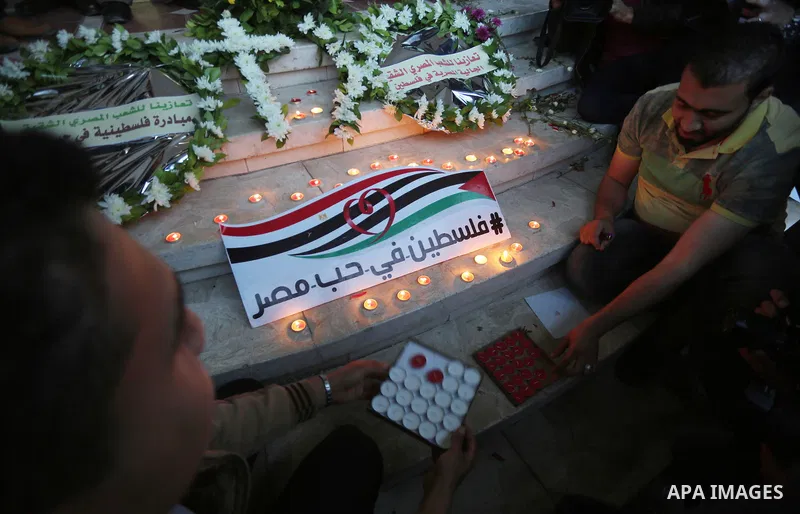 Palestinians light candles during a protest to show solidarity with Egyptian Christians after bombings killed dozens at two churches the previous day, in Gaza city, on April 10, 2017. Photo by Mohammed Asad