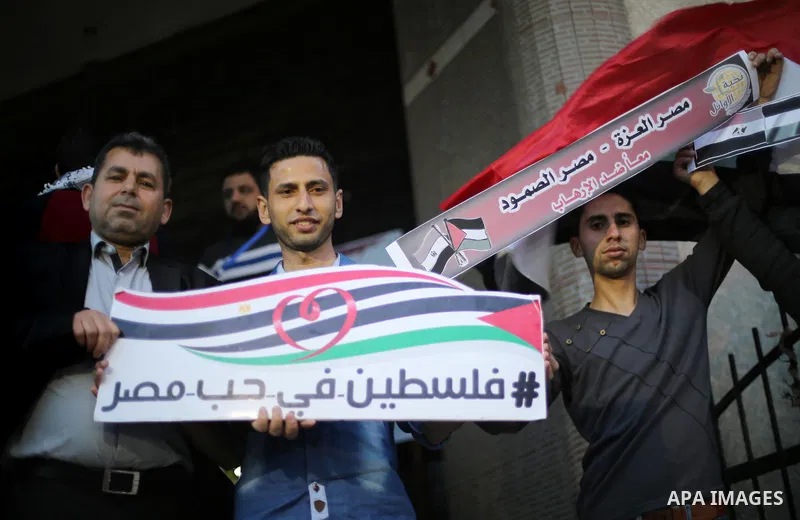 Palestinians hold placards during a protest to show solidarity with Egyptian Christians after bombings killed dozens at two churches the previous day, in Gaza city, on April 10, 2017. Photo by Mohammed Asad