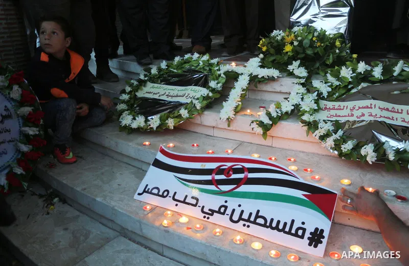 Palestinians light candles during a protest to show solidarity with Egyptian Christians after bombings killed dozens at two churches the previous day, in Gaza city, on April 10, 2017. Photo by Mohammed Asad