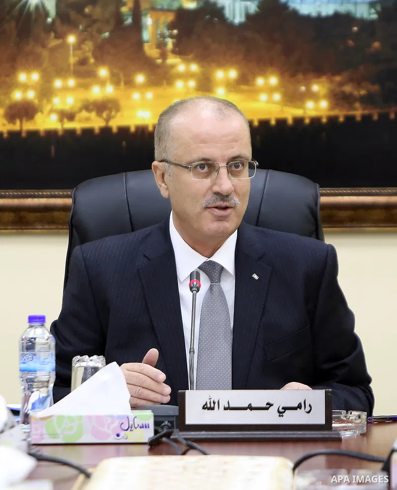 Palestinian Prime Minister Rami hamdallah heads the Palestinian cabinet meeting in the West Bank city of Ramallah on April 11, 2017. Photo by Prime Minister Office