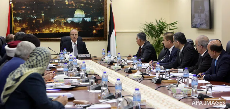 Palestinian Prime Minister Rami hamdallah heads the Palestinian cabinet meeting in the West Bank city of Ramallah on April 11, 2017. Photo by Prime Minister Office