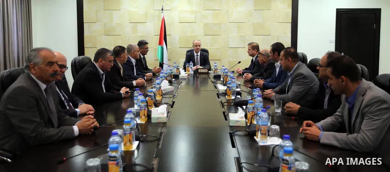 Palestinian Prime Minister Rami Hamdallah meets with a delegation from the Medical Association in the West Bank city of Ramallah on April 12, 2017. Photo by Prime Minister Office