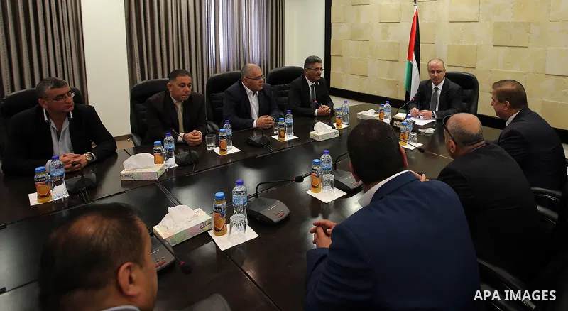 Palestinian Prime Minister Rami Hamdallah meets with a delegation from the Medical Association in the West Bank city of Ramallah on April 12, 2017. Photo by Prime Minister Office