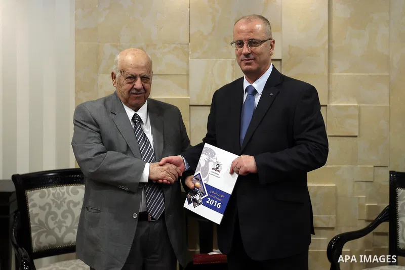 Palestinian Prime Minister, Rami Hamdallah, receives the annual report of the Anti-Corruption Commission for 2016, in the West Bank city of Ramallah, on April 13, 2017. Photo by Prime Minister Office