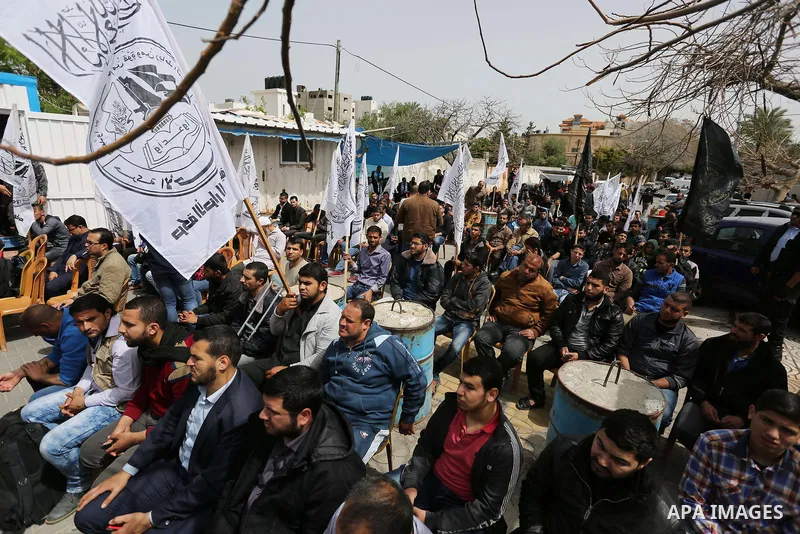 Palestinians take part in a protest to show solidarity with Palestinian prisoners held in Israeli Jails, in Gaza city, on April 13, 2017. Photo by Ashraf Amra