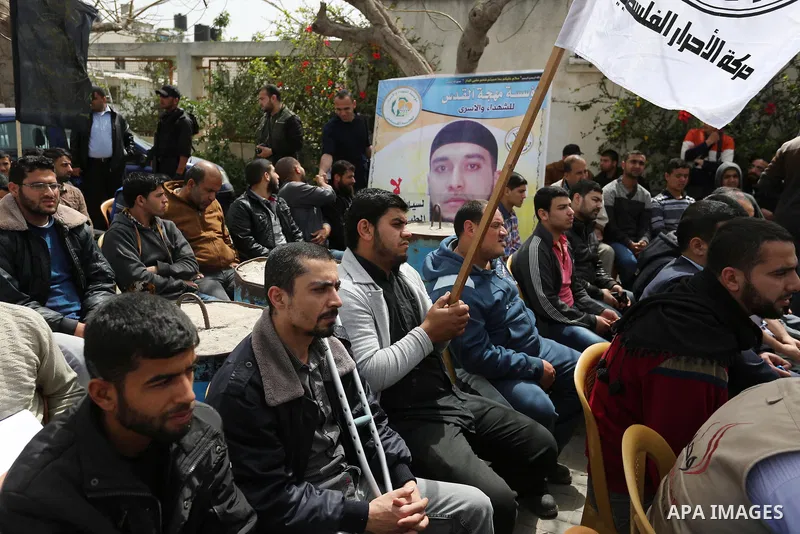 Palestinians take part in a protest to show solidarity with Palestinian prisoners held in Israeli Jails, in Gaza city, on April 13, 2017. Photo by Ashraf Amra