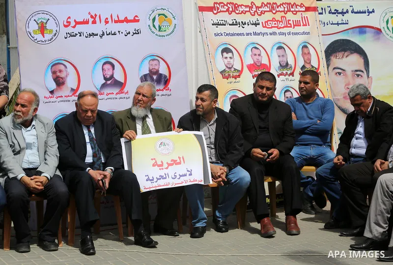 Palestinians take part in a protest to show solidarity with Palestinian prisoners held in Israeli Jails, in Gaza city, on April 13, 2017. Photo by Ashraf Amra