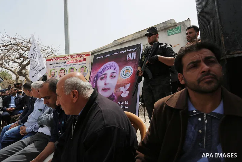 Palestinians take part in a protest to show solidarity with Palestinian prisoners held in Israeli Jails, in Gaza city, on April 13, 2017. Photo by Ashraf Amra