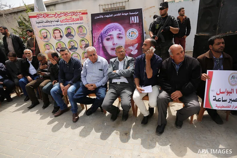 Palestinians take part in a protest to show solidarity with Palestinian prisoners held in Israeli Jails, in Gaza city, on April 13, 2017. Photo by Ashraf Amra