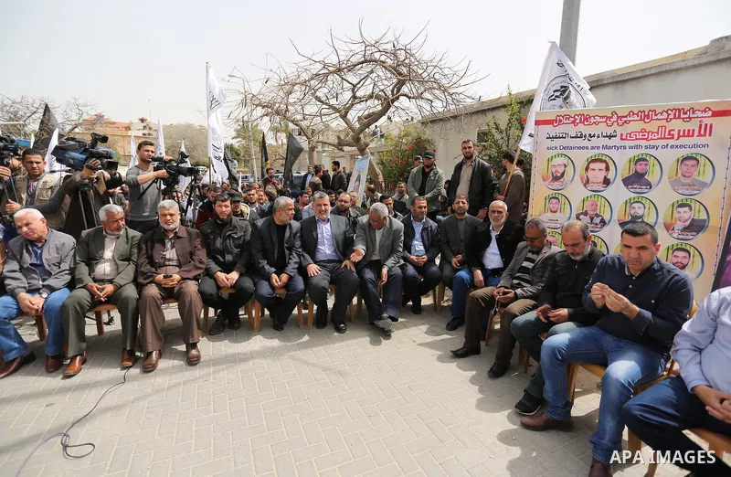 Palestinians take part in a protest to show solidarity with Palestinian prisoners held in Israeli Jails, in Gaza city, on April 13, 2017. Photo by Ashraf Amra