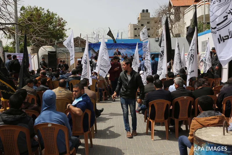 Palestinians take part in a protest to show solidarity with Palestinian prisoners held in Israeli Jails, in Gaza city, on April 13, 2017. Photo by Ashraf Amra