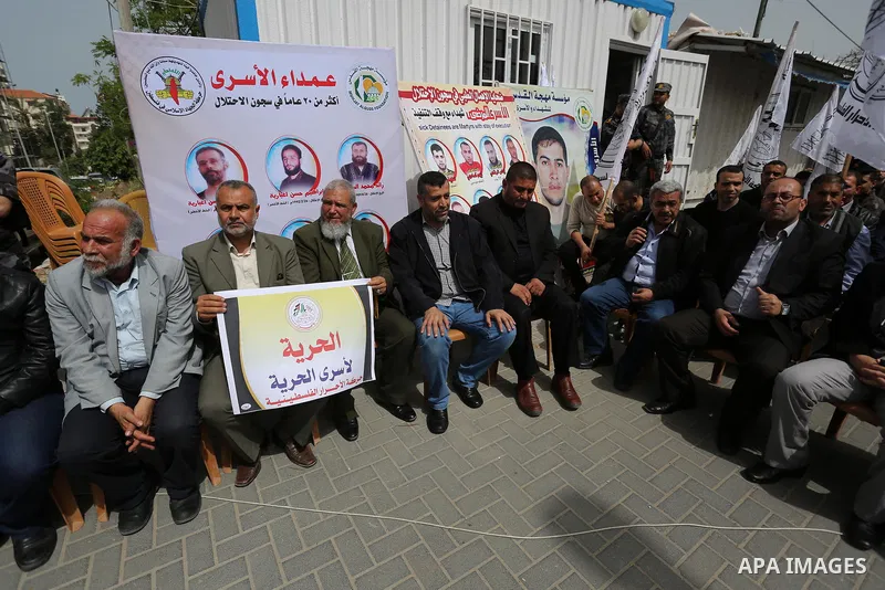 Palestinians take part in a protest to show solidarity with Palestinian prisoners held in Israeli Jails, in Gaza city, on April 13, 2017. Photo by Ashraf Amra
