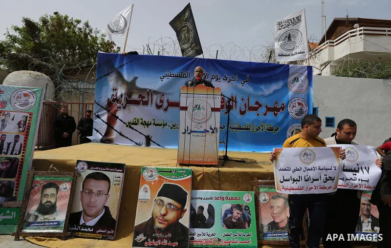 Palestinians take part in a protest to show solidarity with Palestinian prisoners held in Israeli Jails, in Gaza city, on April 13, 2017. Photo by Ashraf Amra