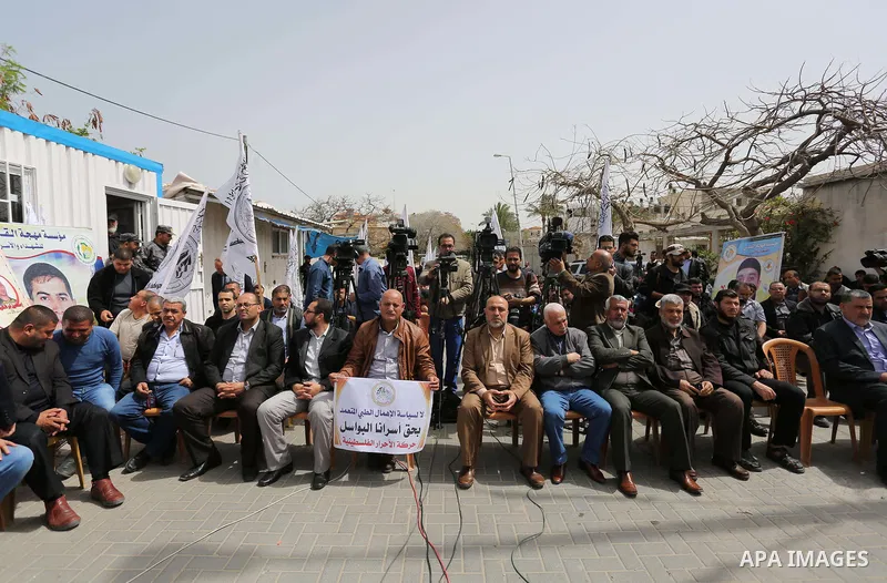 Palestinians take part in a protest to show solidarity with Palestinian prisoners held in Israeli Jails, in Gaza city, on April 13, 2017. Photo by Ashraf Amra