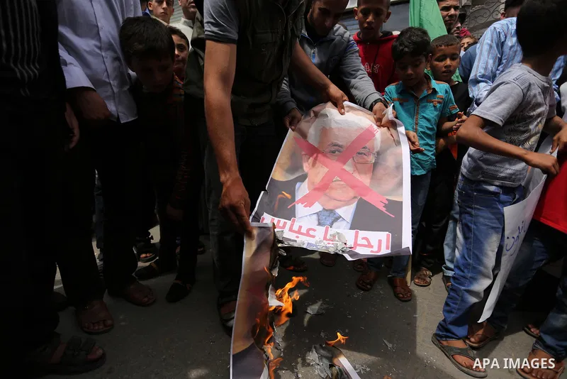 Hamas supporters hold crossed posters depicting Palestinian President Mahmoud Abbas and Palestinian Prime Minister Rami Hamdallah during a protest against them in Khan Younis in the southern Gaza Strip April 14, 2017. Ph...
