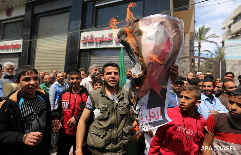 Hamas supporters hold crossed posters depicting Palestinian President Mahmoud Abbas and Palestinian Prime Minister Rami Hamdallah during a protest against them in Khan Younis in the southern Gaza Strip April 14, 2017. Ph...