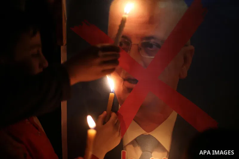 Supporters of the Palestinian Hamas movement hold placards and light candles during a protest against the Israeli blockade of the Gaza Strip, in Gaza city, on April 14, 2017. Photo by Mohammed Asad