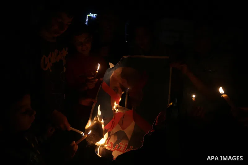 Supporters of the Palestinian Hamas movement hold placards and light candles during a protest against the Israeli blockade of the Gaza Strip, in Gaza city, on April 14, 2017. Photo by Mohammed Asad