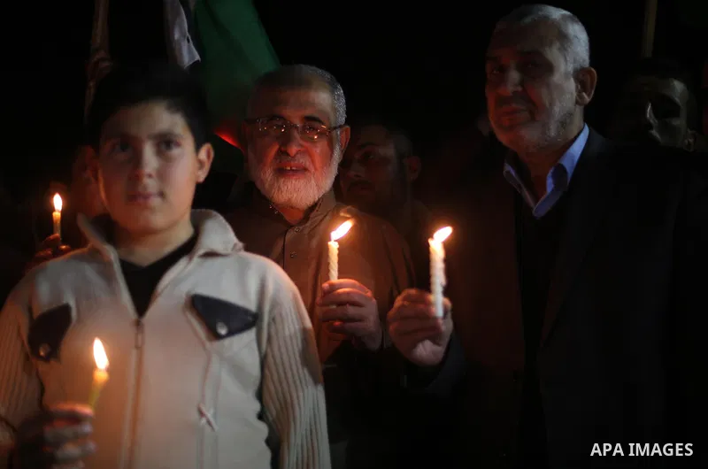Supporters of the Palestinian Hamas movement hold placards and light candles during a protest against the Israeli blockade of the Gaza Strip, in Gaza city, on April 14, 2017. Photo by Mohammed Asad