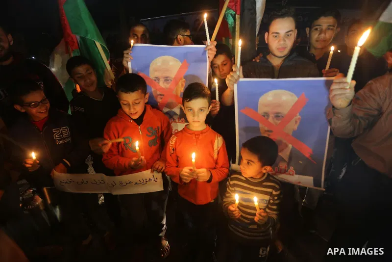 Supporters of the Palestinian Hamas movement hold placards and light candles during a protest against the Israeli blockade of the Gaza Strip, in Gaza city, on April 14, 2017. Photo by Mohammed Asad