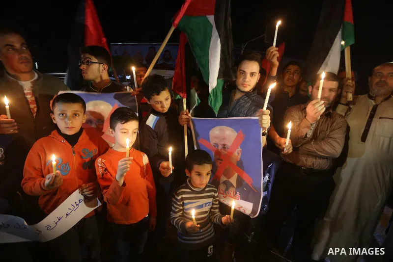 Supporters of the Palestinian Hamas movement hold placards and light candles during a protest against the Israeli blockade of the Gaza Strip, in Gaza city, on April 14, 2017. Photo by Mohammed Asad