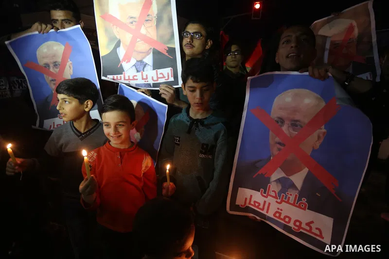 Supporters of the Palestinian Hamas movement hold placards and light candles during a protest against the Israeli blockade of the Gaza Strip, in Gaza city, on April 14, 2017. Photo by Mohammed Asad