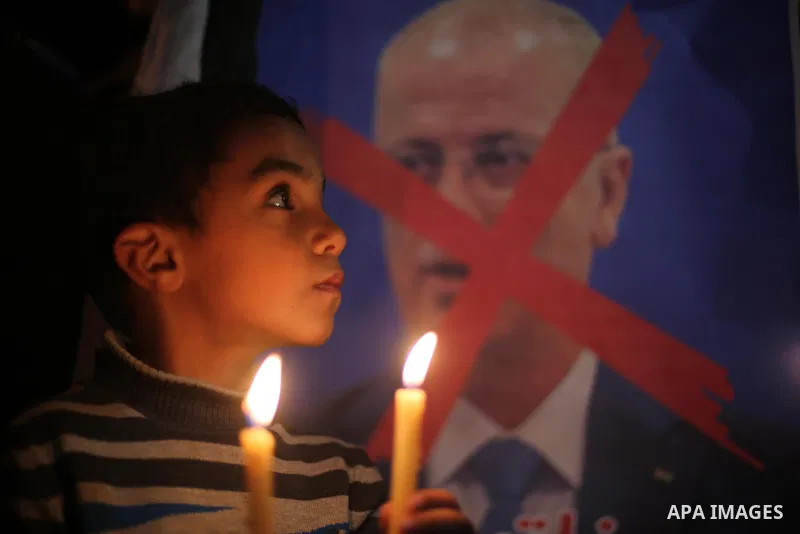 Supporters of the Palestinian Hamas movement hold placards and light candles during a protest against the Israeli blockade of the Gaza Strip, in Gaza city, on April 14, 2017. Photo by Mohammed Asad