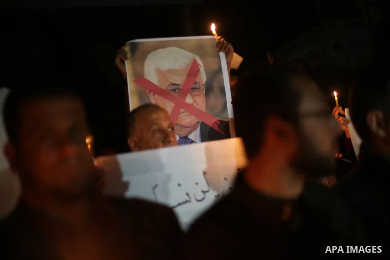 Supporters of the Palestinian Hamas movement hold placards and light candles during a protest against the Israeli blockade of the Gaza Strip, in Gaza city, on April 14, 2017. Photo by Mohammed Asad