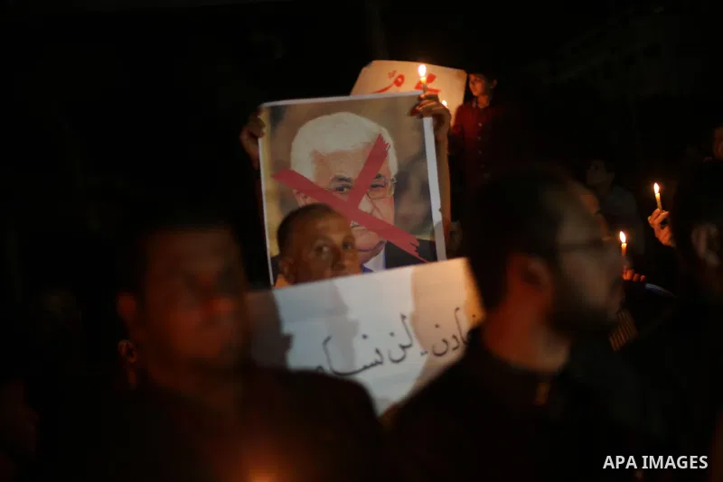 Supporters of the Palestinian Hamas movement hold placards and light candles during a protest against the Israeli blockade of the Gaza Strip, in Gaza city, on April 14, 2017. Photo by Mohammed Asad