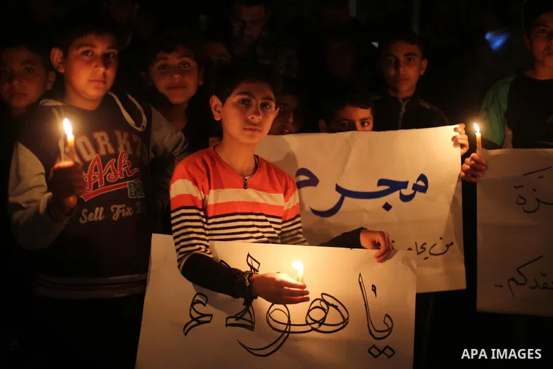 Supporters of the Palestinian Hamas movement hold placards and light candles during a protest against the Israeli blockade of the Gaza Strip, in Gaza city, on April 14, 2017. Photo by Mohammed Asad