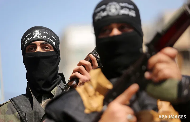 Palestinian militants of the Nasser Salah al-Din Brigades the military wing of the Popular Resistance movement hold their weapons during a press conference, in Gaza City on April 15, 2017. Photo by Ashraf Amra