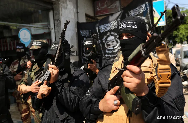 Palestinian militants of the Nasser Salah al-Din Brigades the military wing of the Popular Resistance movement hold their weapons during a press conference, in Gaza City on April 15, 2017. Photo by Ashraf Amra