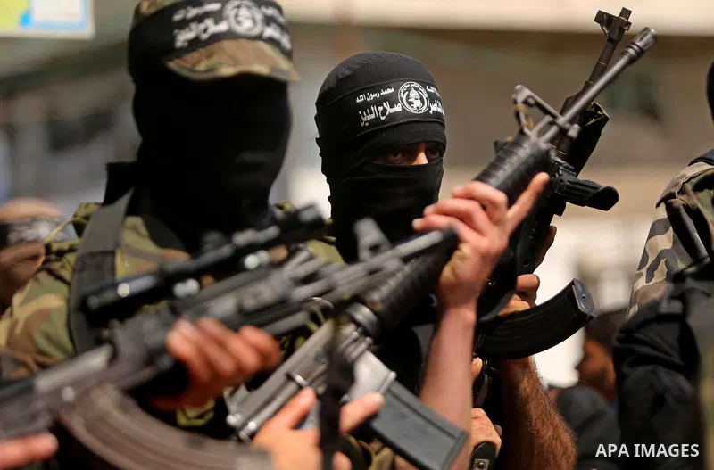 Palestinian militants of the Nasser Salah al-Din Brigades the military wing of the Popular Resistance movement hold their weapons during a press conference, in Gaza City on April 15, 2017. Photo by Ashraf Amra