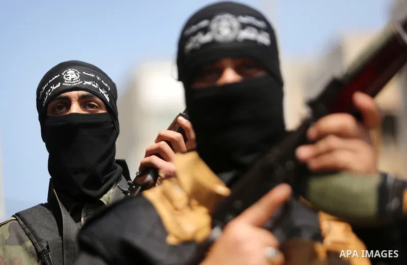 Palestinian militants of the Nasser Salah al-Din Brigades the military wing of the Popular Resistance movement hold their weapons during a press conference, in Gaza City on April 15, 2017. Photo by Ashraf Amra