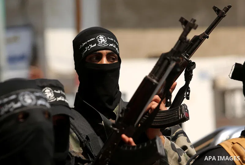 Palestinian militants of the Nasser Salah al-Din Brigades the military wing of the Popular Resistance movement hold their weapons during a press conference, in Gaza City on April 15, 2017. Photo by Ashraf Amra